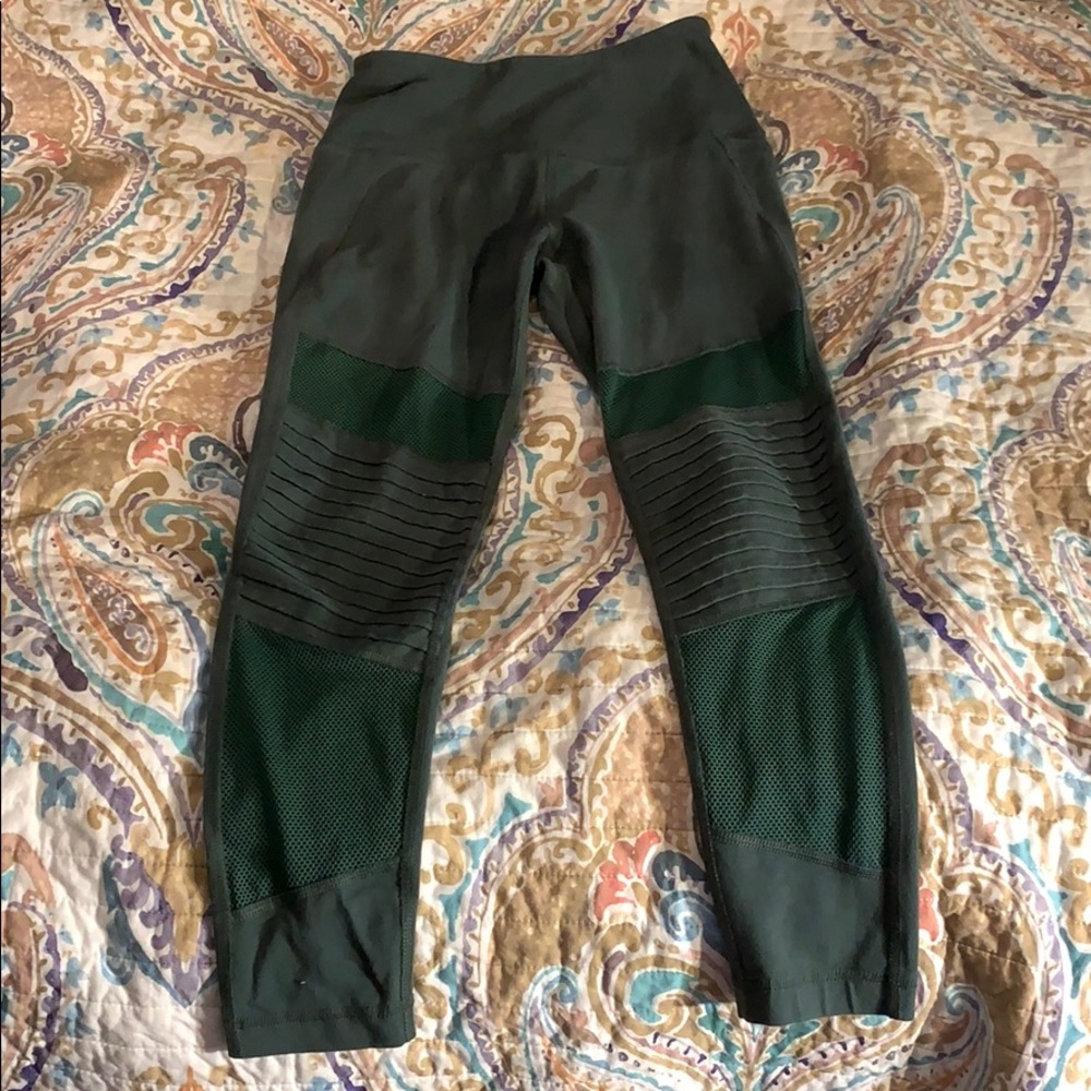 Reebok hugging workout leggings!